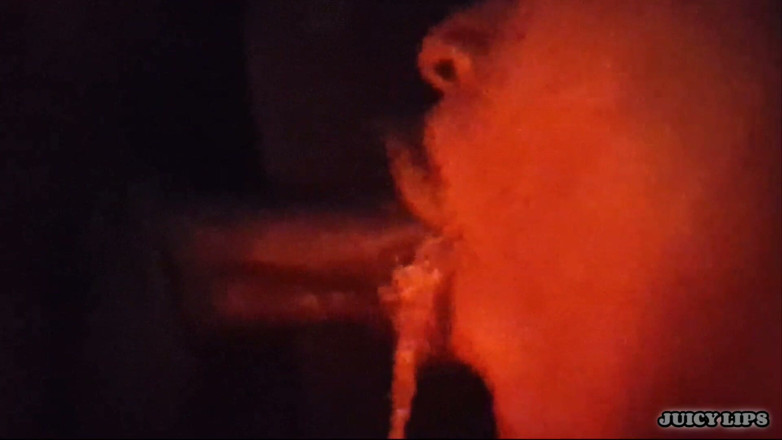 It get sloppy here: Labbra succose- lo portano nella stanza rossa per fare un...