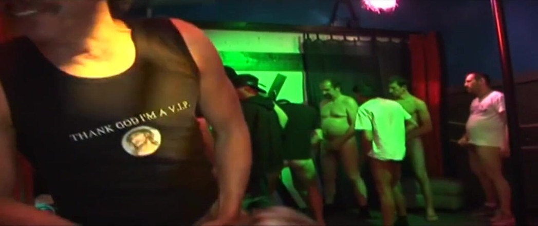 Milfed retro: Wild Club Orgia com gatas tesudas chupando e lambendo em...