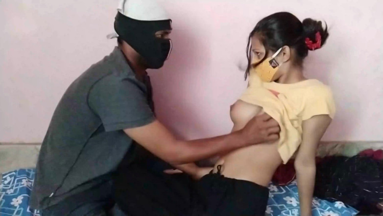 HousewifeGeeta: Индианка сосет юной сводной сестре, сперма в рот