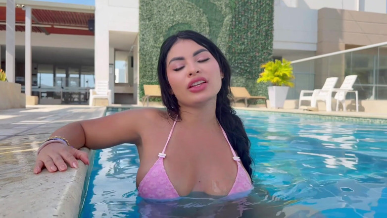 AlejandraPalacios: Güzel Kolombiyalı turist çok prestijli bir tatil köyünde tanıştığı yabancı tarafından...
