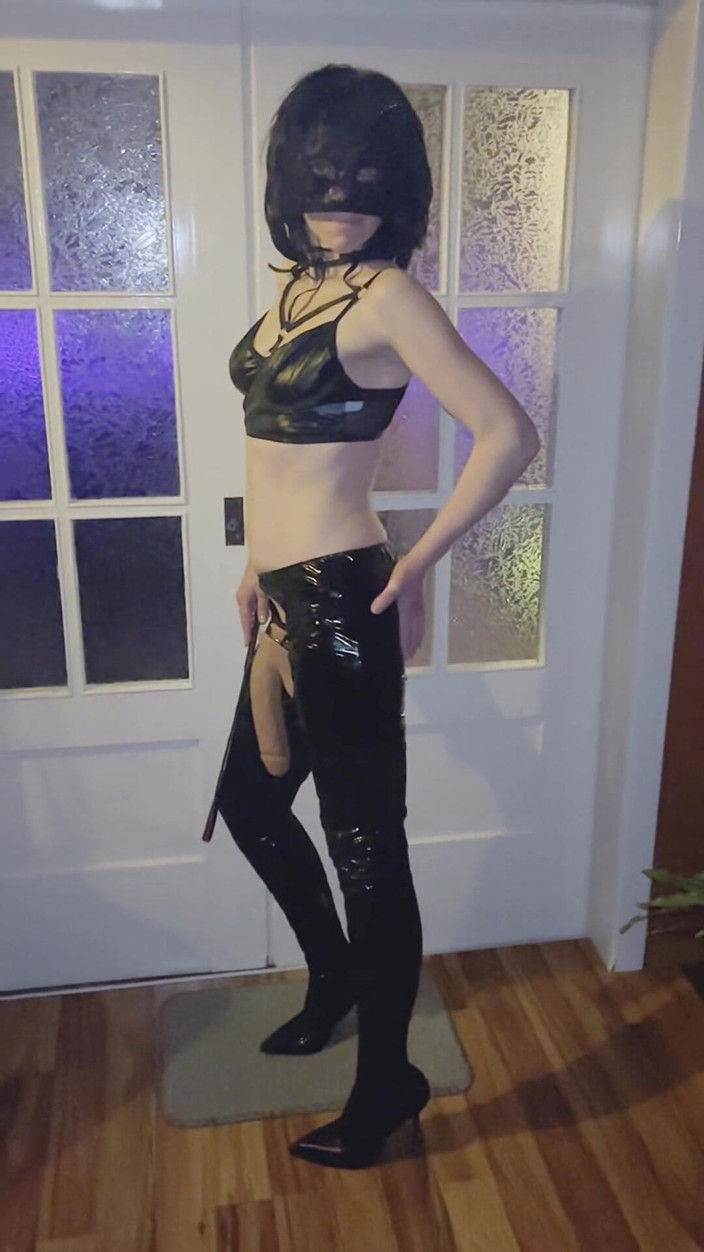 SashMash: Dominante Ehefrau Versohlt Sissy Ehemann Die Eier