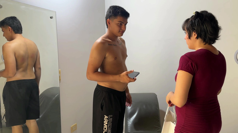 ManuelaAlvarez: Ma demi-sœur latina sexy m’appelle dans sa chambre pour me...