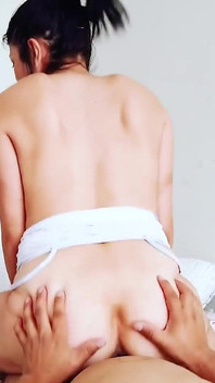 Adik tiri memberikan saya perasaan yang baik, tetapi saya pancut ke dalam dan dia marah