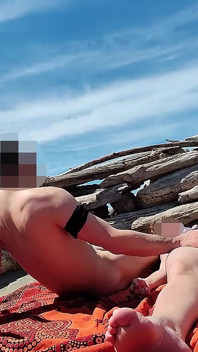 253 - Palcówka mokrej cipki na plaży i zostaje złapany i przerwany przez obserwatora - Misscreamy