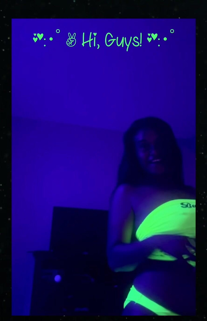 ToXxXiicBarbiie: Sneak a Peek at S N L Sobotní noc Živě Hostitel:...