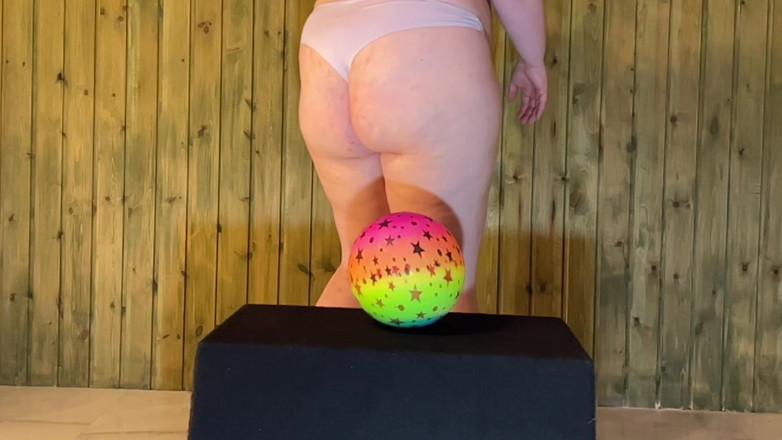 BeachBallsDuo: 105 Kg Lucys Soft Rubber Ball Stai la Pop în lenjerie...