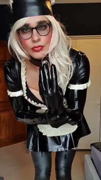 Ich fühle mich super frech in meinem latex-fetisch-zimmermädchen-outfit