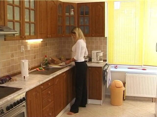 Slutty Teenies: Blonde tiener met grote tieten wordt geploegd in de keuken