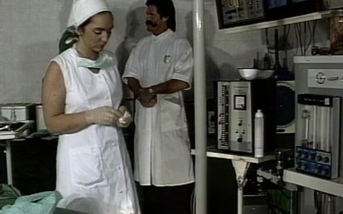Vintage Lust: Cewek sange ini lagi asik seks oral dan ngentot kontol...