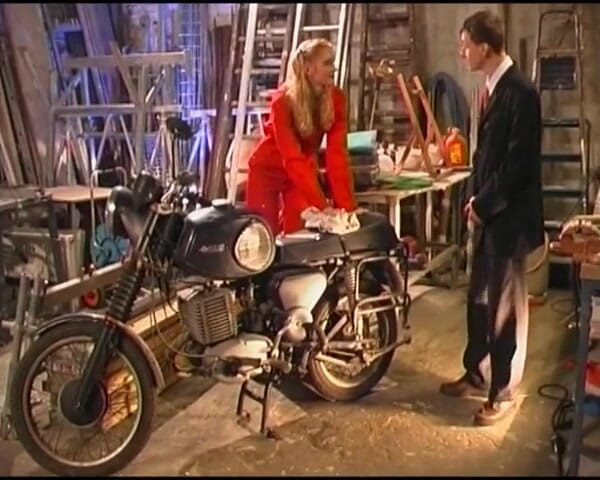 Deutsche XXX Filme: Ta elegancka blondynka z Niemiec lubi bawić się swoją cipką