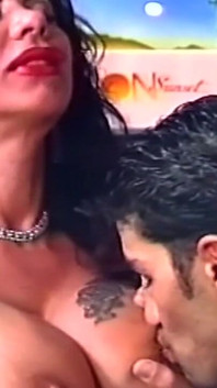 Une MILF trempée sous la douche dorée baise sa chatte dégoulinante