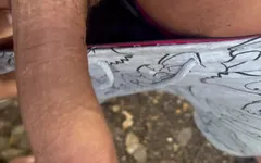 他的嘴让我在树林里射精