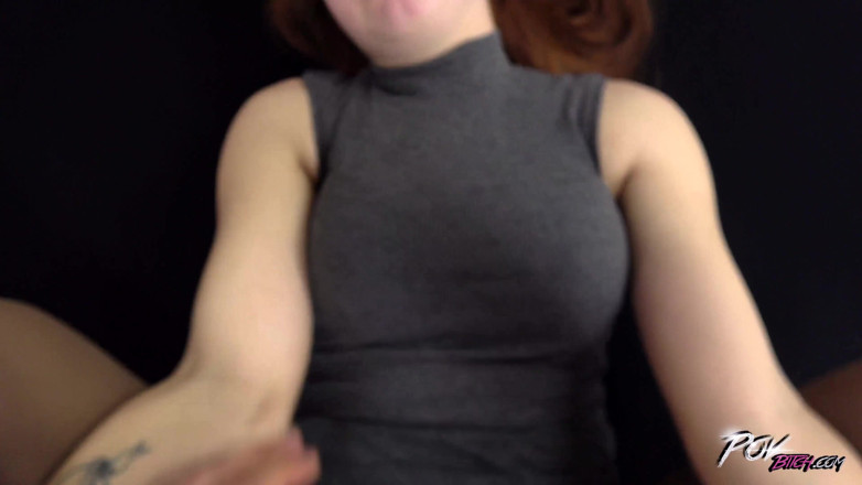 POV Bitch: La ragazza in collant aprirà le gambe per sedersi su...