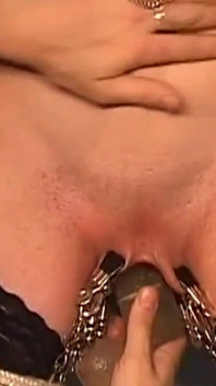 Cougar yang tidak dapat dipuas dipancut mani oleh pengapit dan dildo tebal
