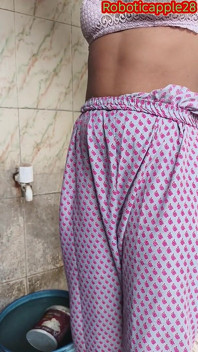 Desi villege moglie che si masturba in bagno mostra tette e figa