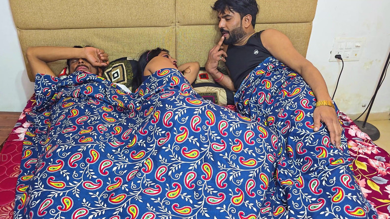 Kilash: Lawastika indiana dewar si accovaccia mentre suo marito è sul letto