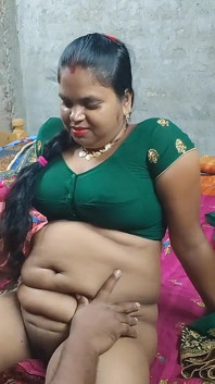 Zwager uitgekleed en neukte hete schoonzus India pornovideo