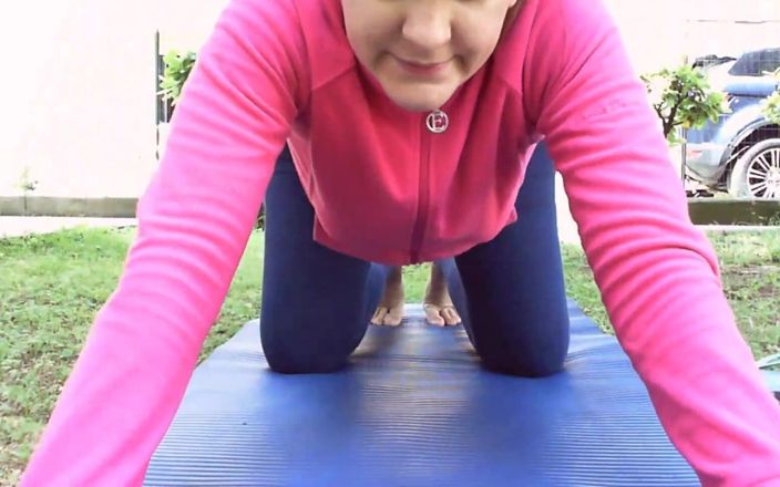 Nicoletta Embassi: Feuerspiel für Nicoletta in einem Garten Sie ist ein sexy...