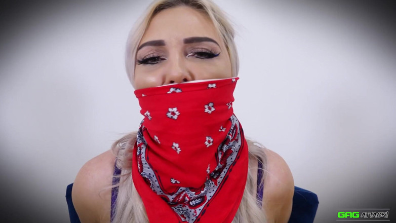 Gag Attack: Roxee - плівка microfoam з кляпом у роті