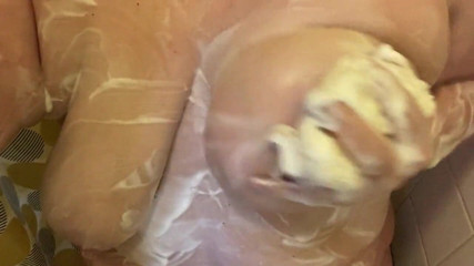 Real homemade BBW BBC porn: Bbwbootyful - hra s mýdlovými prsy ve sprše