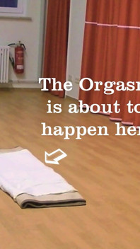 Masturbation nue en bosse dans une mairie