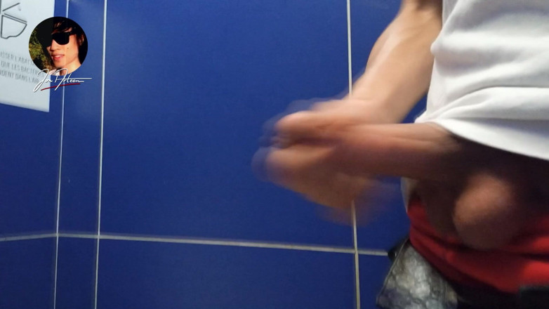 Jon Arteen: Schwuler twink pisst, masturbiert seinen Penis und ejakuliert sperma in...