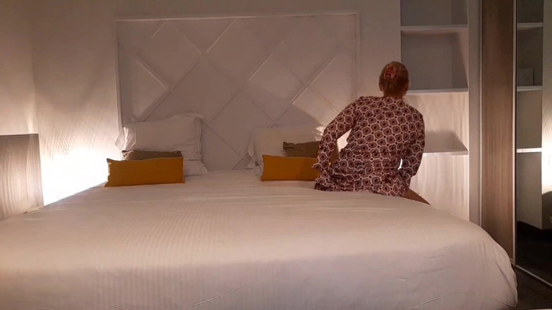 Selena701: Nghiệp dư tóc vàng vợ thích quan hệ tình dục...