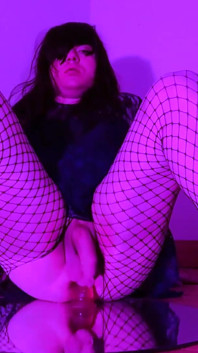 Crossdresser cabalgando consolador en el espejo y se corre