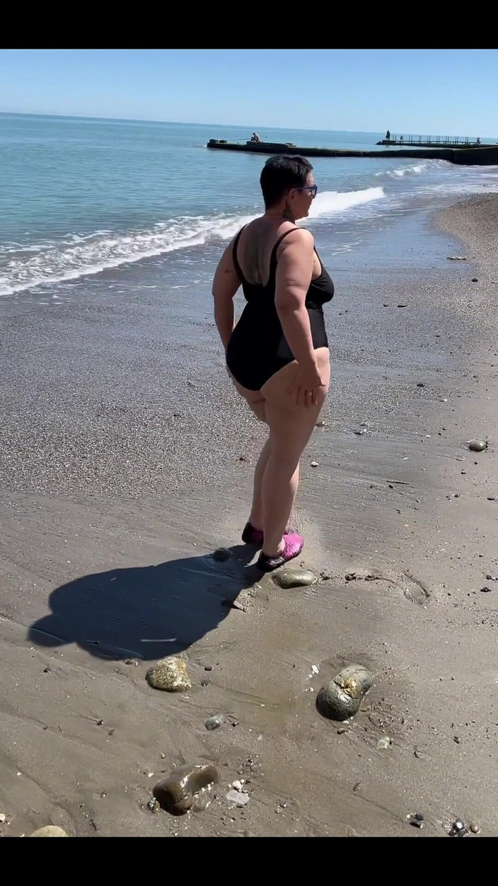 KarmenMilf: Прохаживаясь у пляжа