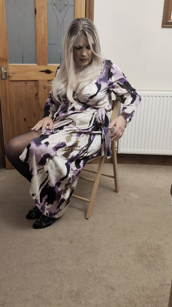 Sarahsatinslut: Satin, ketat, tetek membuat air mani