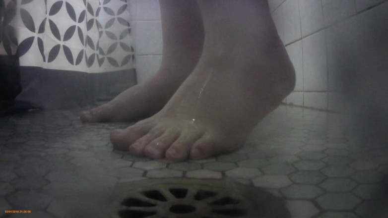 LaLaDelilah: Cewek semok lagi asik mandi kaki