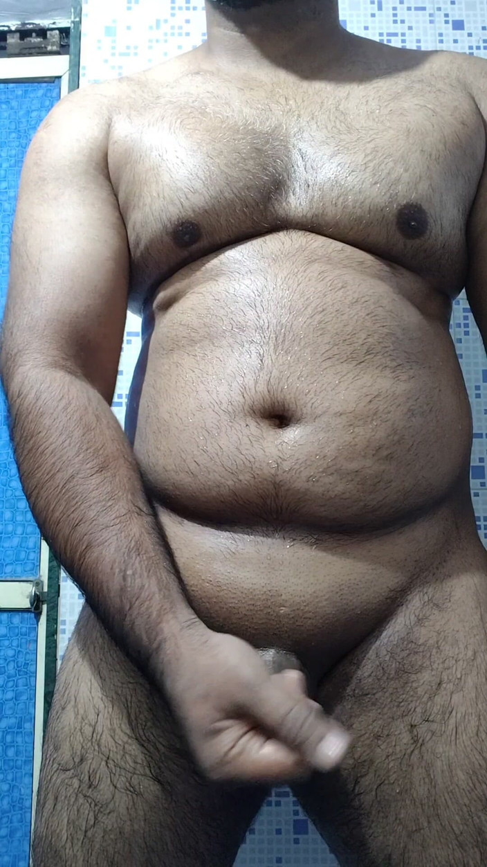 The Greek God: मांसल भारतीय आदमी खड़े होकर मरोड़ते हुए
