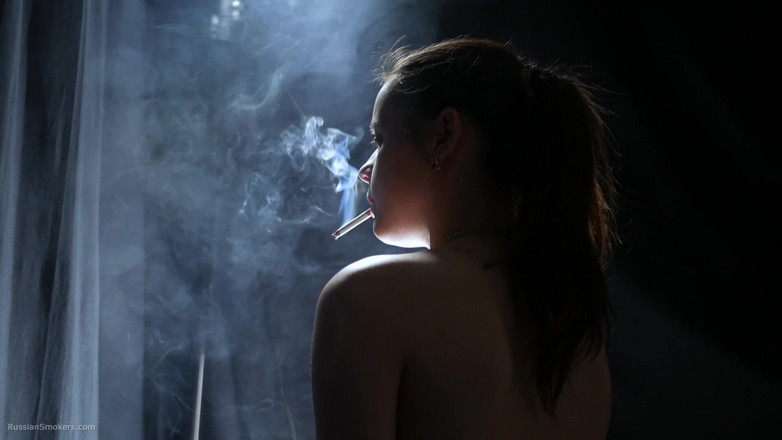 Russian Smokers: สาวสีผมบรูเน็ตเปลือยกายสูบบุหรี่ในละคร