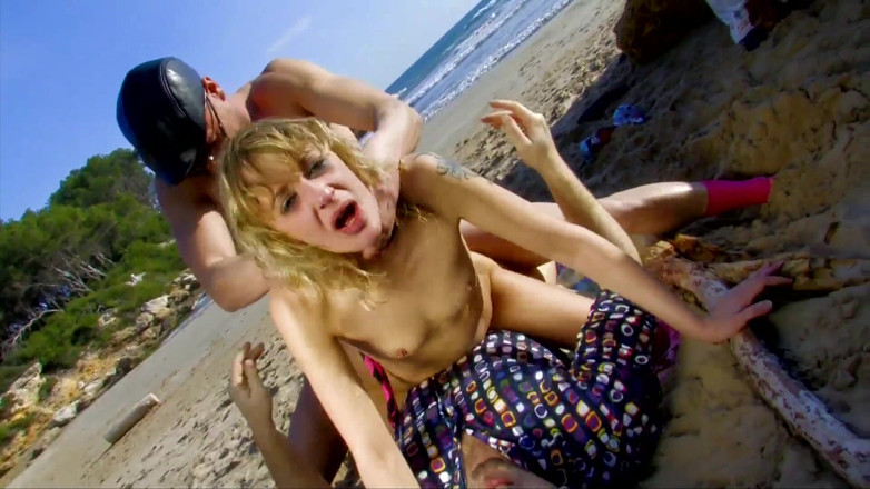 Porn Amazing: Férias na praia, uma boceta ansiosa por dois paus