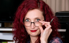 Older Woman Fun: परिपक्व लाल बालों वाली zinnia Blue नग्न होने और ऑफिस में अपने पैर फैलाने जैसा महसूस करती है