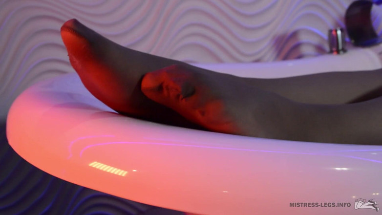Mistress Legs: Seksowne nylonowe nogi W kąpieli z pianką