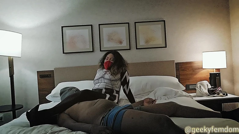 Geeky Femdom: 실크 두 피스터 플레이