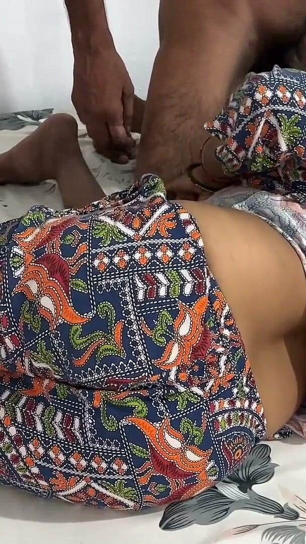 bhabhi_anjali: 印度漂亮女郎一边抽烟一边啪，胸部被射精