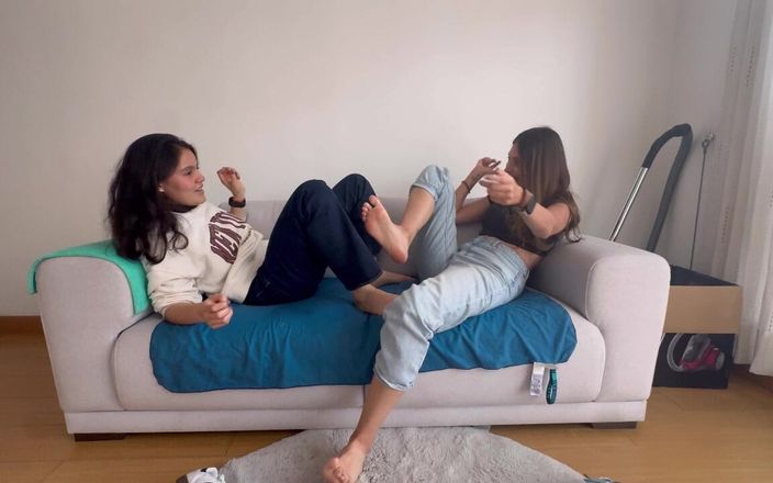 scarlettandc: Due donne che lottano con i piedi