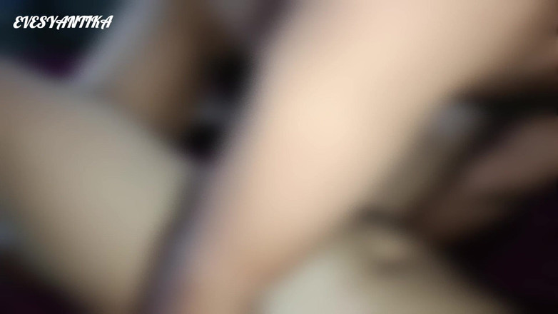 Pasutri indo: Sex în trei Indonezia. un bărbat care are o pasiune