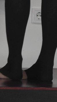 Puan Cleo dalam pantyhose memijak hambanya hingga orgasme