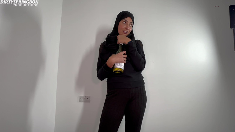 DirtySpringbok: Hijabi-schlampe trinkt und lutscht weißen schwanz während des Ramadans
