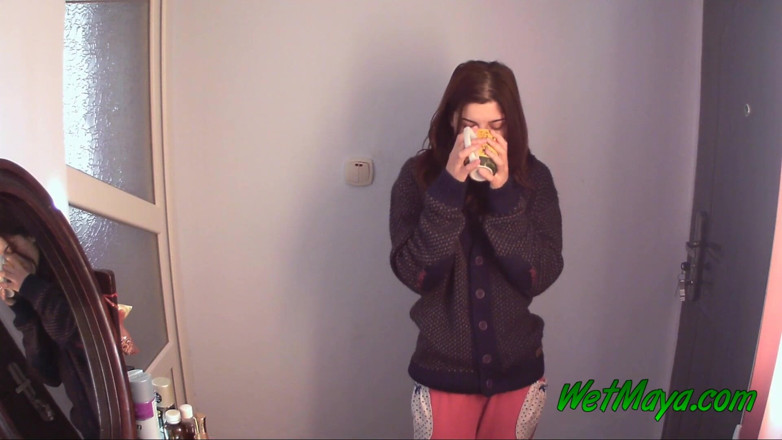 Wet Maya: Le café la fait beaucoup pipi