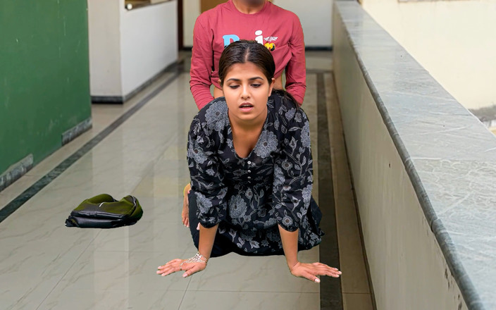 Sexy Komal: komal skool men apne boyaphraind se chudvaane lagi bindaas thukvaane...
