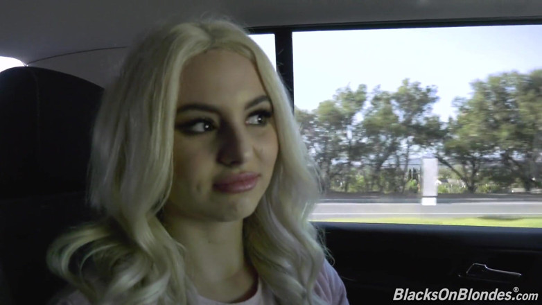Blacks On Blondes: Drobna Aria Banks gangbanguje zmysły przez duże czarne kutasy