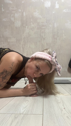 LarisaCum: Я люблю смоктати великі члени, а ти сильно ляскаєш мені по обличчю, стогнеш, а потім перевертаєшся і лизнеш анальний секс