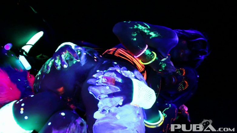 PUBA: Malam hujan black-light sama abigal mac &amp; ava addams