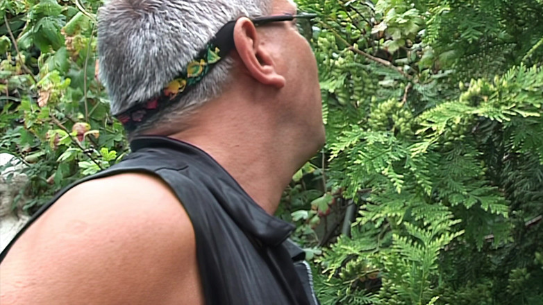 Cum Outdoor: Üvey kız bahçede sikiliyor!