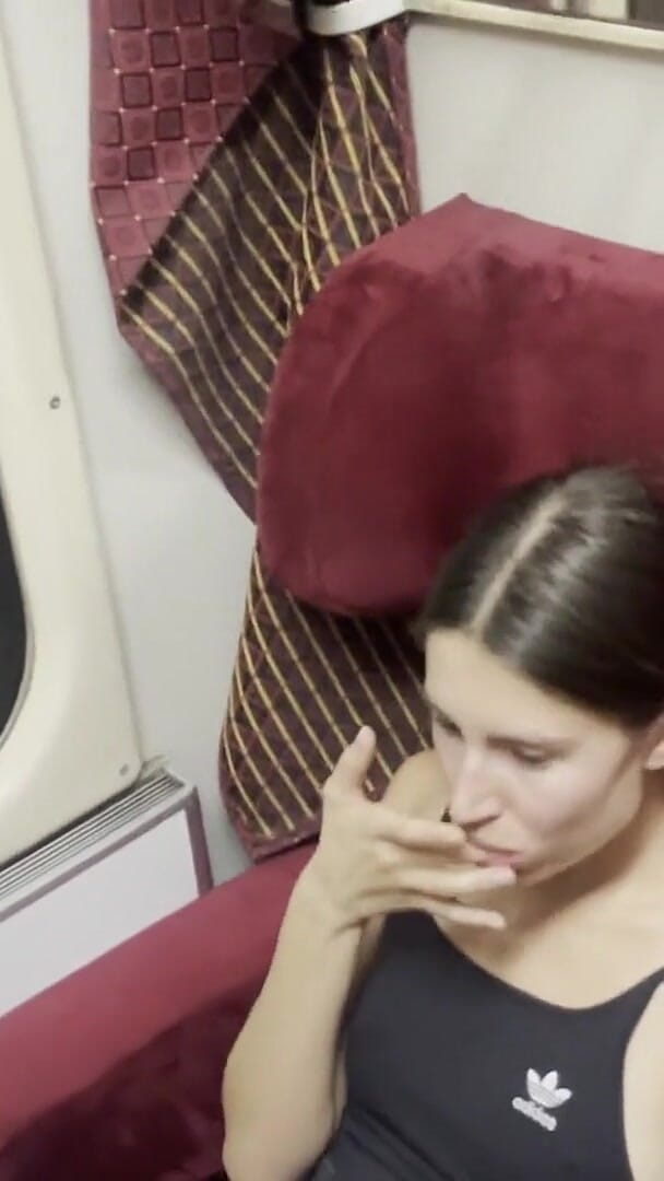 GoldTeachers: Ninffa chupa hasta que recibe esperma en el tren - primer...
