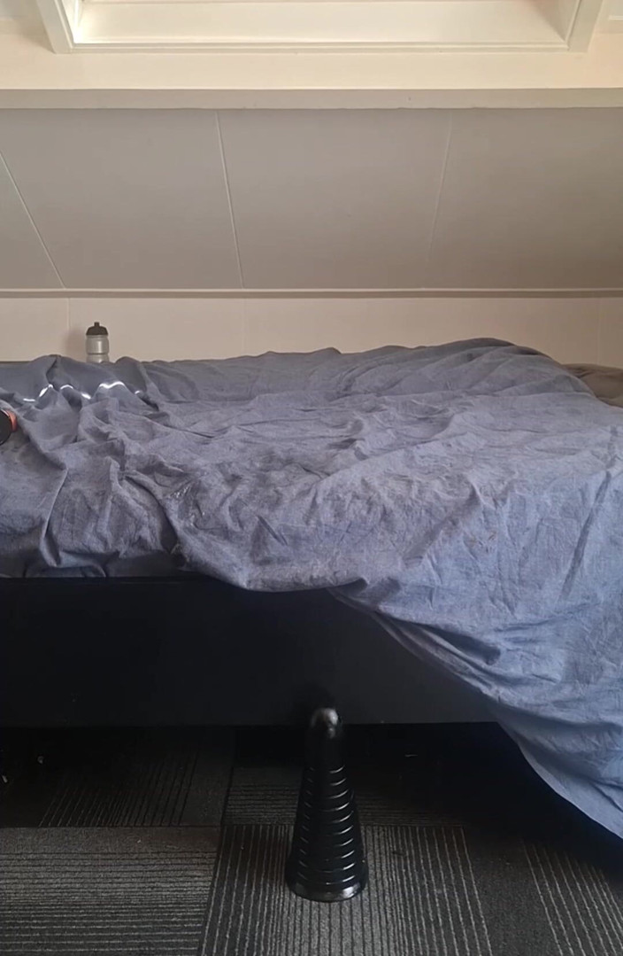 NoFace Twink X: Dildo enorme gape anale estremo - triplo anale